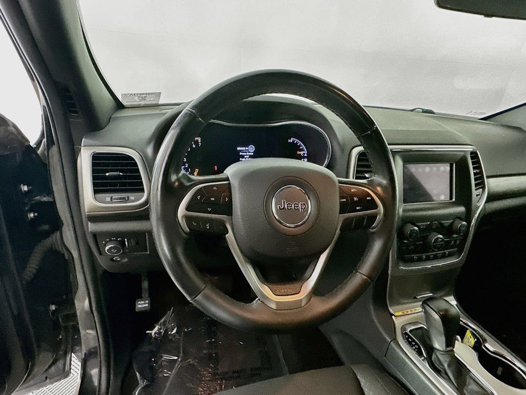 Used 2019 Jeep Grand Cherokee Laredo w/ Security & Convenience Group AWD/4WD image 16