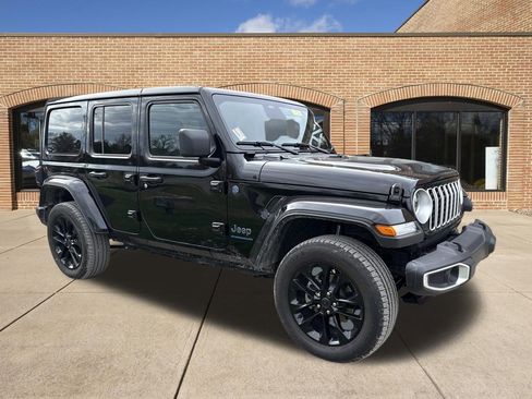 Used 2025 Jeep Wrangler Unlimited Sahara AWD/4WD image 38