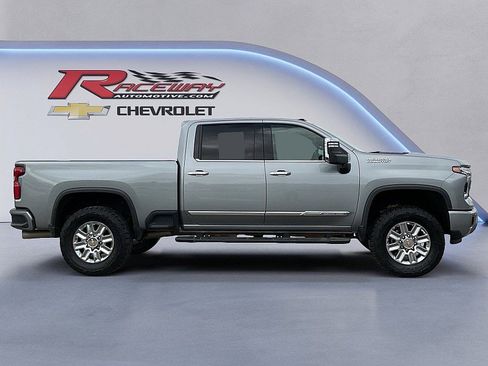 Used 2024 Chevrolet Silverado 2500 High Country w/ Technology Package image 3