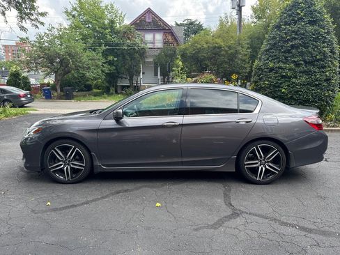 Used 2017 Honda Accord Touring image 7