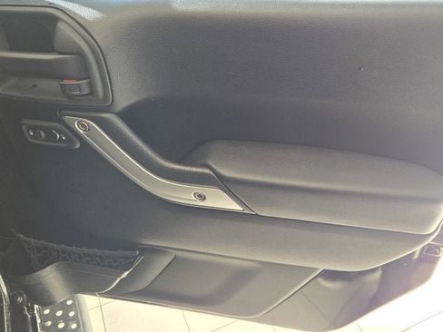 Used 2012 Jeep Wrangler Unlimited Sahara image 3