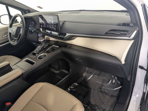 Used 2021 Toyota Sienna XLE w/ XLE Plus Package FWD image 28