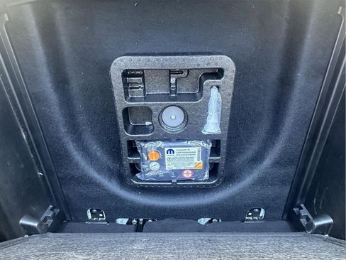 Used 2025 Jeep Compass Latitude image 37