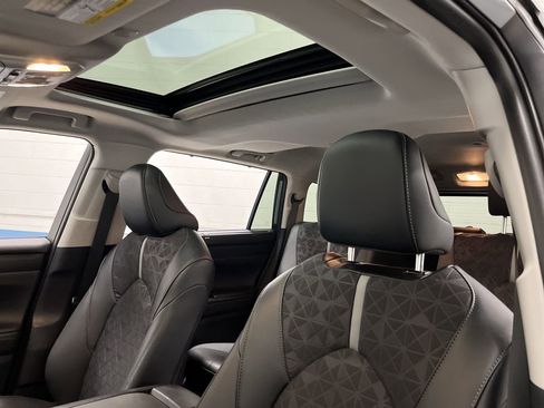 Used 2024 Toyota Highlander XLE image 7