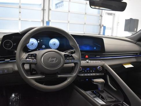Used 2025 Hyundai Elantra SEL FWD image 23