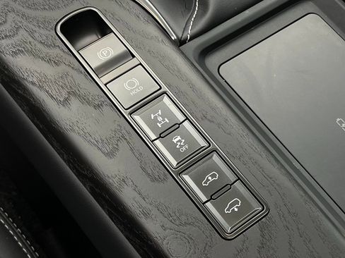 Used 2025 Lexus LX 600 4WD w/ Luxury Package image 32