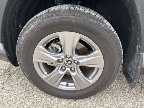 Used 2025 Toyota RAV4 XLE image 9