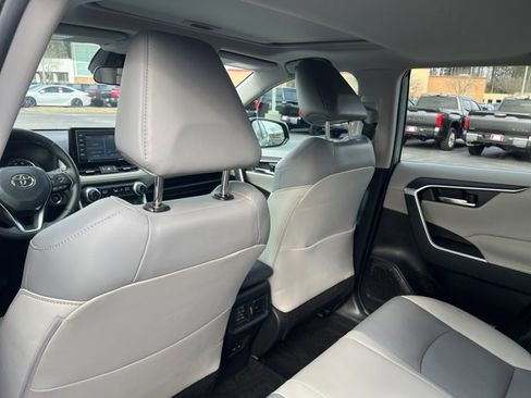 Used 2022 Toyota RAV4 XLE Premium image 17