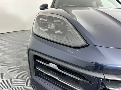 Certified 2024 Porsche Cayenne w/ Premium Package Plus (PFM) AWD/4WD image 9