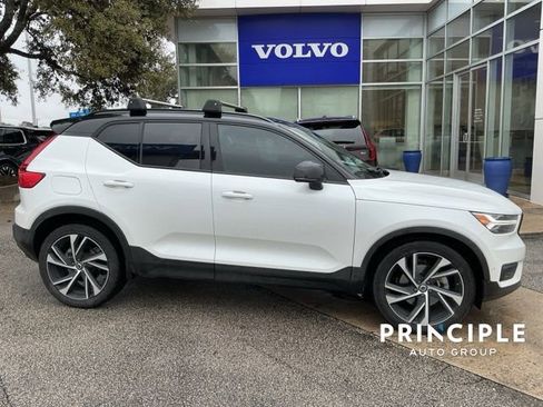 Used 2019 Volvo XC40 T4 R-Design image 3