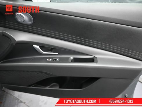 Used 2025 Hyundai Elantra SE FWD image 28