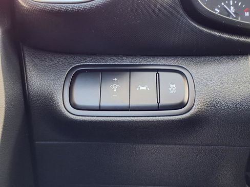 Used 2020 Hyundai Venue SEL FWD image 9
