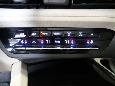 Used 2021 Buick Envision Avenir w/ Technology Package II AWD/4WD image 24
