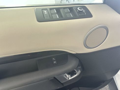 Used 2019 Land Rover Discovery SE image 17