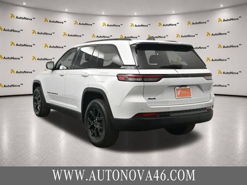 Used 2025 Jeep Grand Cherokee Altitude AWD/4WD image 5
