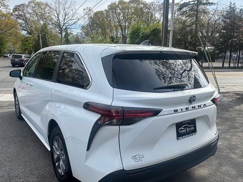 Used 2022 Toyota Sienna LE FWD image 3
