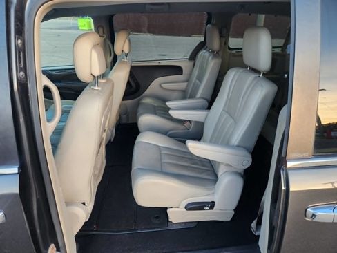 Used 2012 Chrysler Town & Country Touring-L w/ Entertainment Group #2 FWD image 12