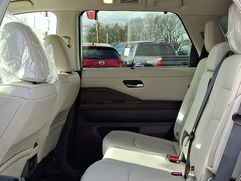 New 2025 Nissan Pathfinder SL image 8