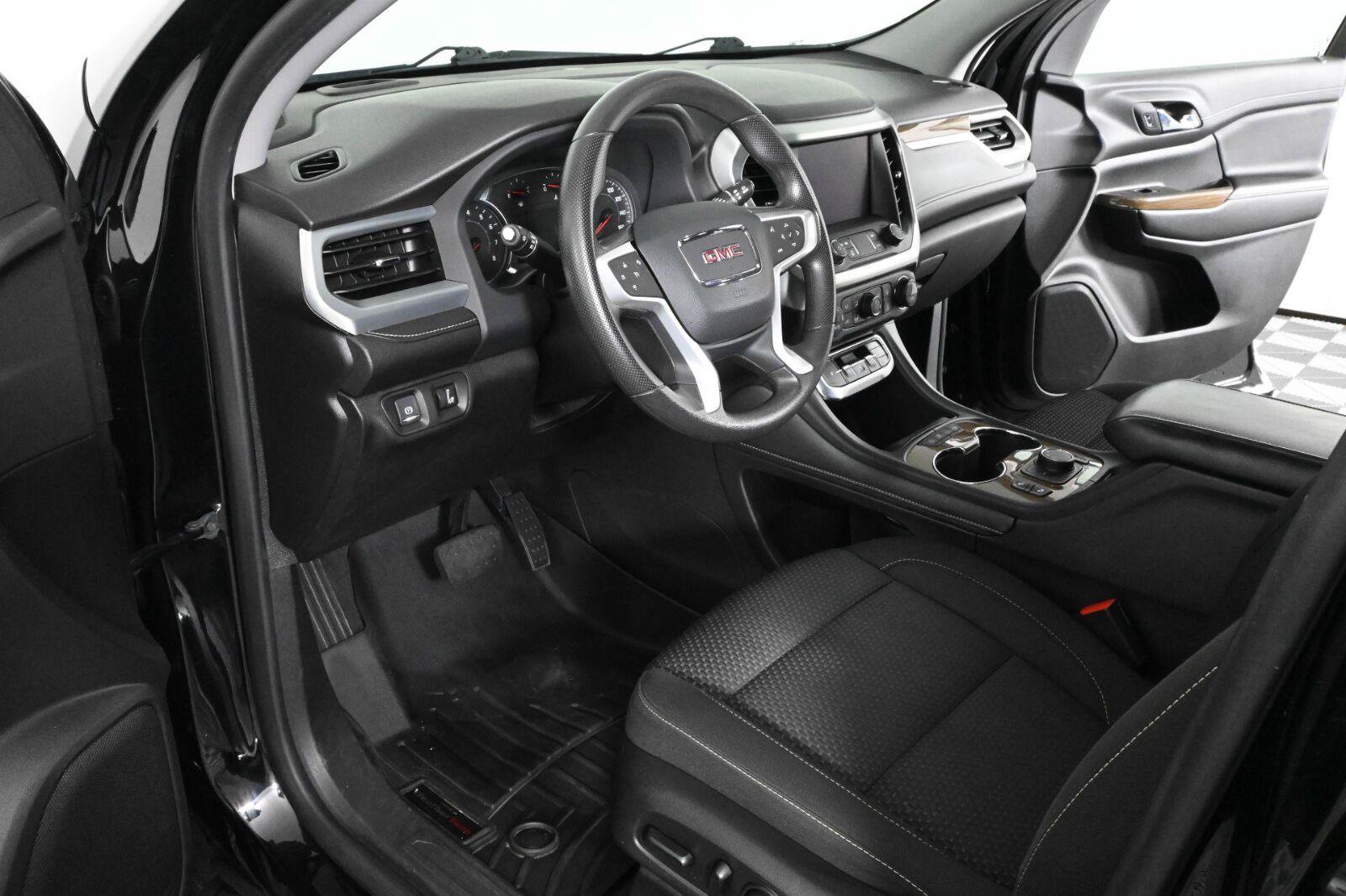 Used 2021 GMC Acadia SLE w/ Driver Convenience Package FWD image 17