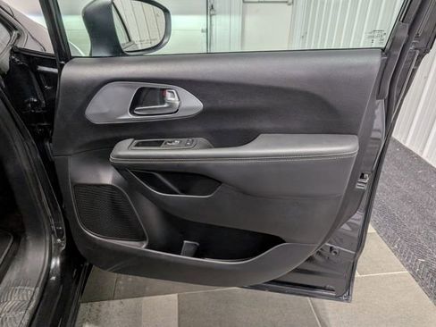 Used 2023 Chrysler Pacifica Touring-L w/ Uconnect Theater Family Group FWD image 29