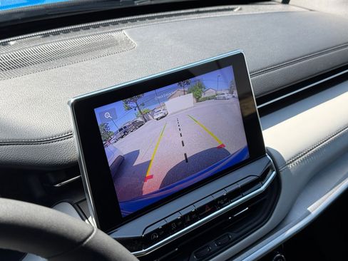 Used 2025 Jeep Compass Limited image 24