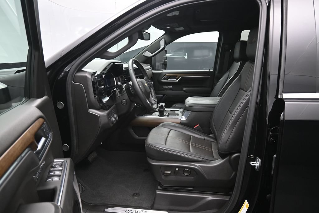 Used 2024 Chevrolet Silverado 1500 High Country w/ High Country Premium Package AWD/4WD image 9