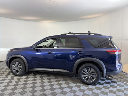 Used 2022 Nissan Pathfinder SV w/ SV Premium Package AWD/4WD image 9