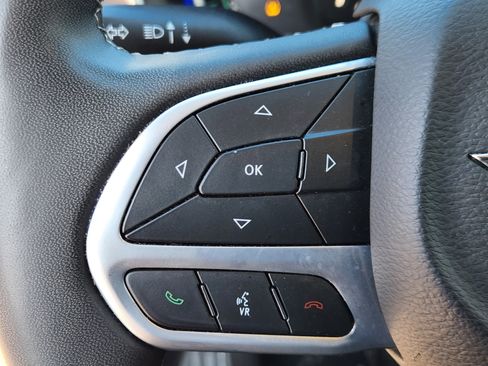 Used 2023 Chrysler Pacifica Touring-L image 22