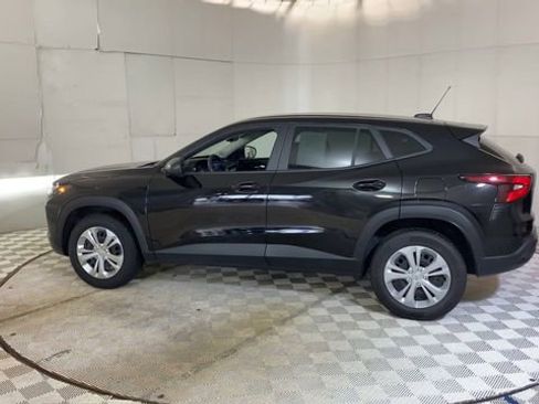 Used 2024 Chevrolet Trax LS FWD image 8