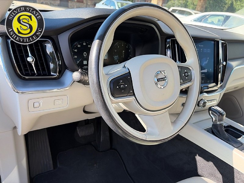 Used 2018 Volvo XC60 T5 Momentum w/ Vision Package AWD/4WD image 23