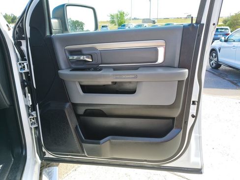 Used 2017 RAM 1500 Classic SLT w/ SLT Plus D←cor Group AWD/4WD image 18