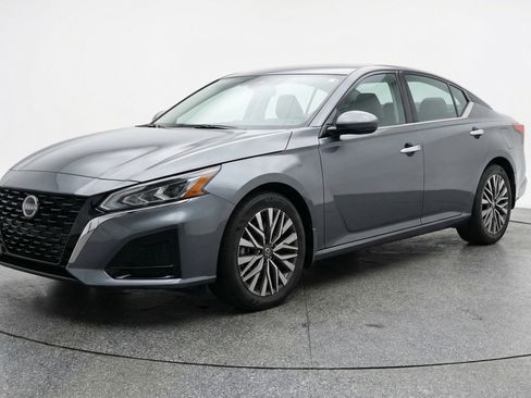Used 2025 Nissan Altima 2.5 SV image 3