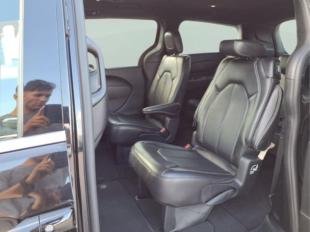 Used 2025 Chrysler Pacifica Select FWD image 18