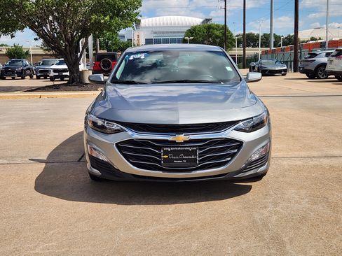 Used 2025 Chevrolet Malibu LT FWD image 3