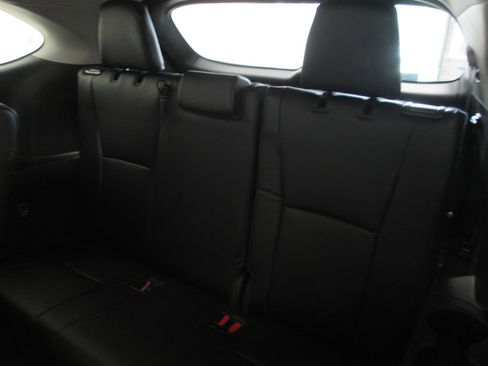 Used 2023 Toyota Highlander Platinum image 11