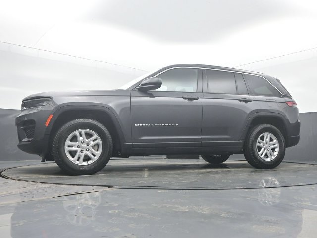 Used 2024 Jeep Grand Cherokee Laredo AWD/4WD image 47