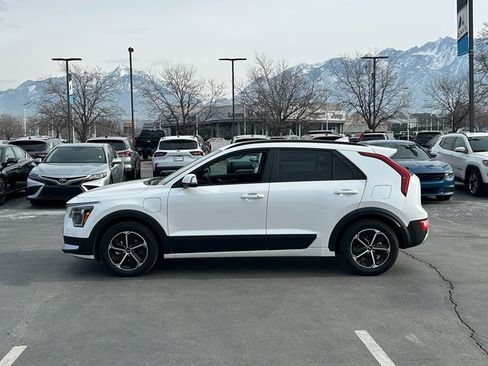 Used 2024 Kia Niro EX w/ EX Cold Weather Package image 7