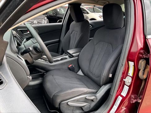 Used 2016 Chrysler 200 Limited image 6