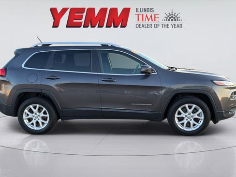 Used 2017 Jeep Cherokee Latitude w/ Cold Weather Group AWD/4WD image 9