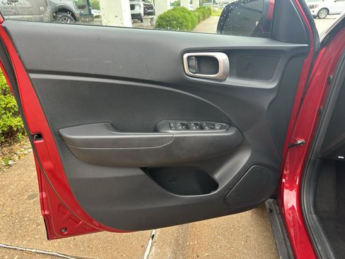 Used 2025 Hyundai Venue SEL FWD image 10