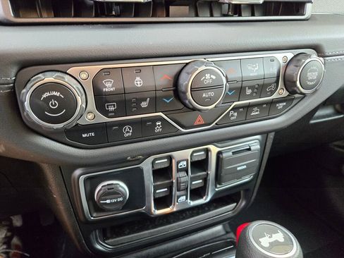 Used 2024 Jeep Wrangler Sahara w/ Safety Group image 18