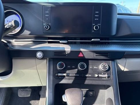 Used 2024 Kia Carnival LX image 20