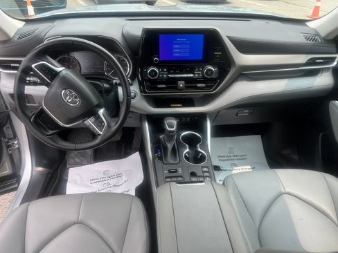 Used 2023 Toyota Highlander XLE AWD/4WD image 16