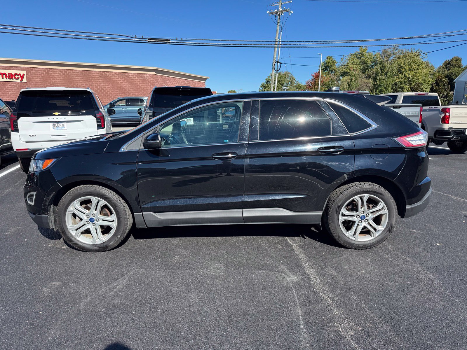 Used 2018 Ford Edge Titanium w/ Ford Safe & Smart Package FWD image 2