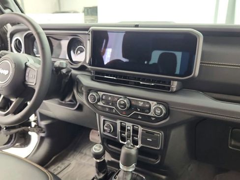 Used 2025 Jeep Gladiator Mojave AWD/4WD image 24