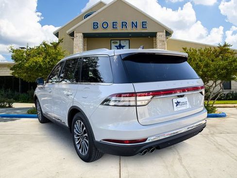 Used 2024 Lincoln Aviator 2WD w/ Premium Package image 3