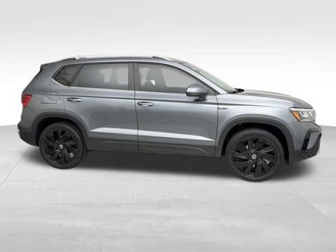 Certified 2023 Volkswagen Taos SE w/ Panoramic Sunroof Package AWD/4WD image 10