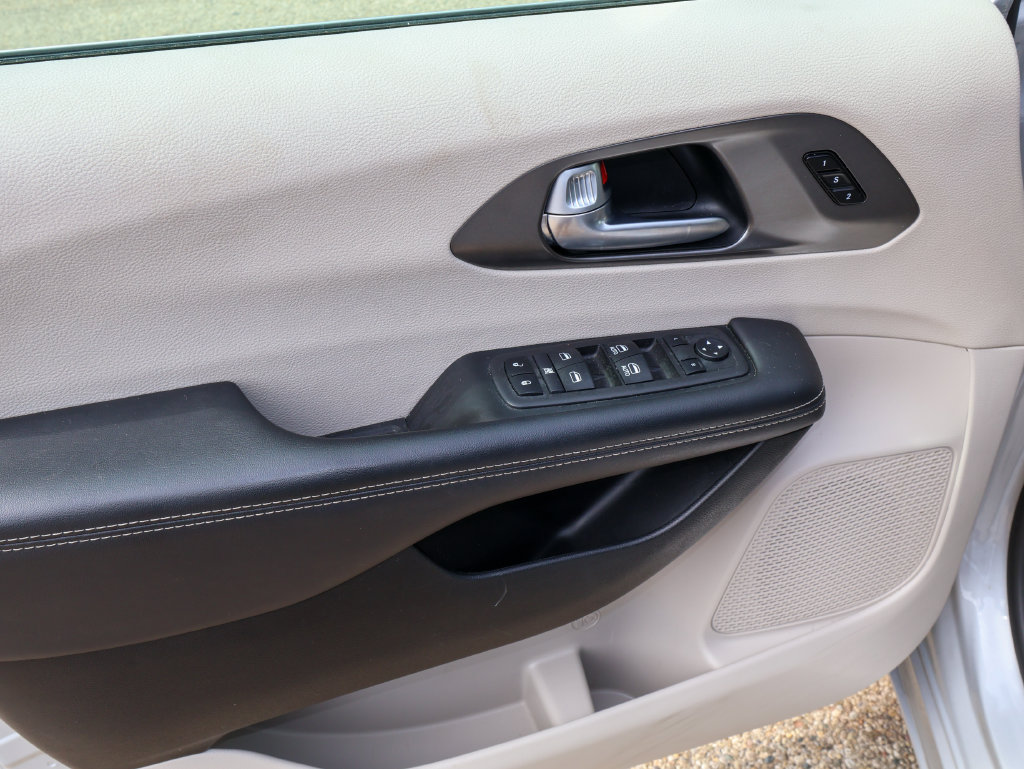 Used 2024 Chrysler Pacifica Touring-L FWD image 14
