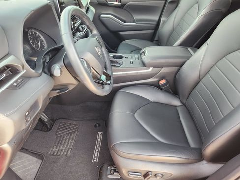 Used 2021 Toyota Highlander XLE FWD image 16
