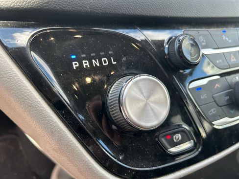 Used 2019 Chrysler Pacifica Touring-L FWD image 13